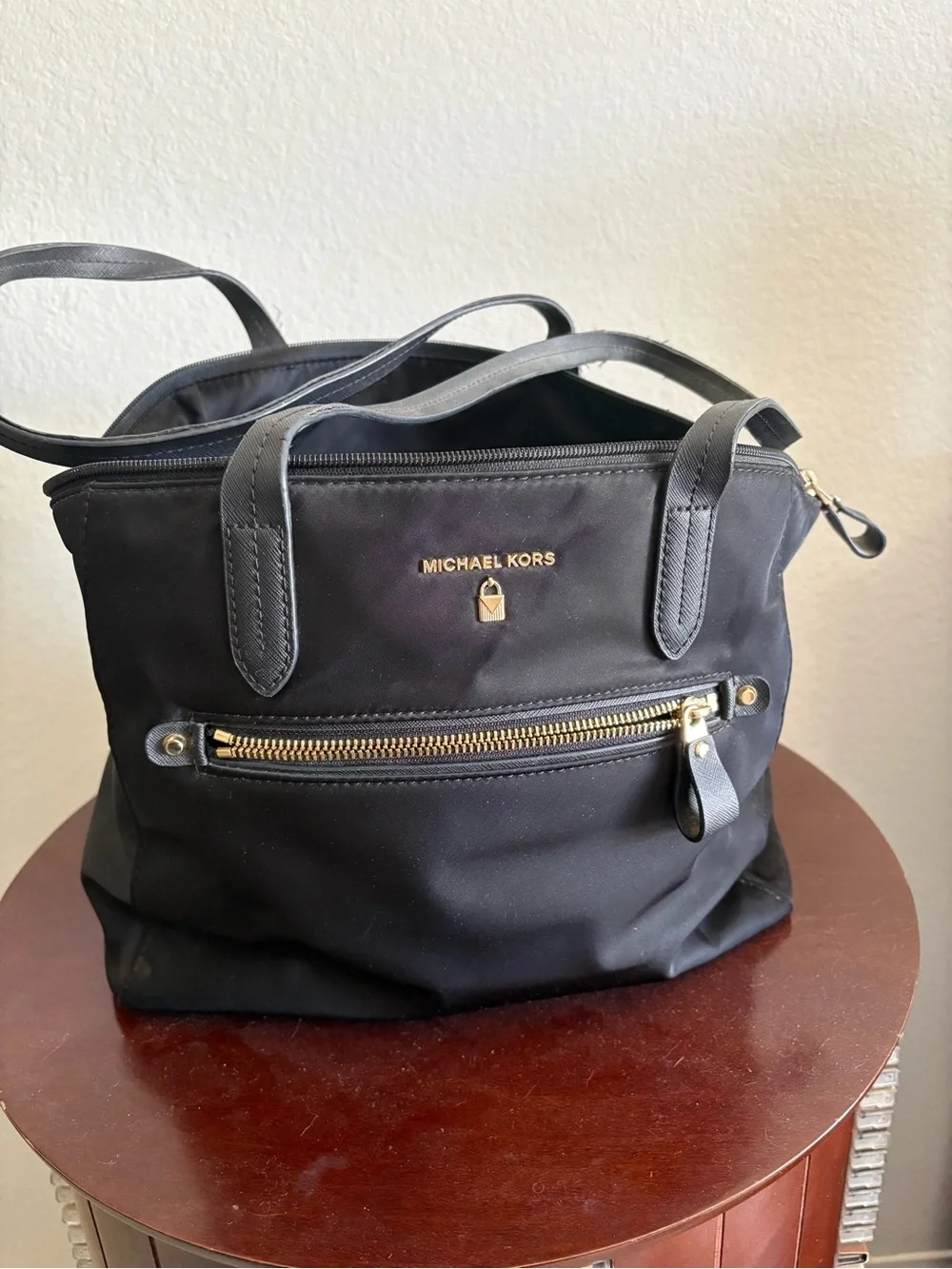 MICHAEL KORS BLACK ZIP UP HANDBAG